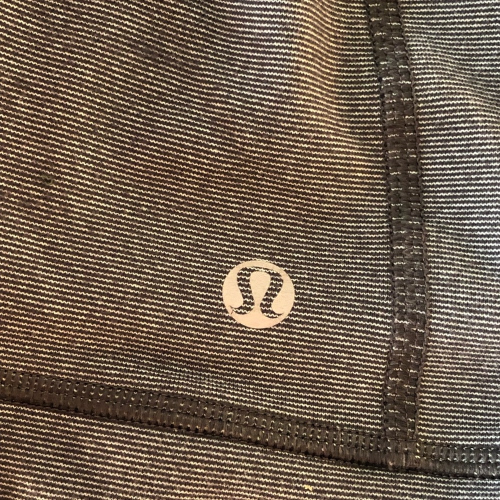 (SOLD) Lululemon define jacket size 2 with a matching headband - Picture 8 of 10